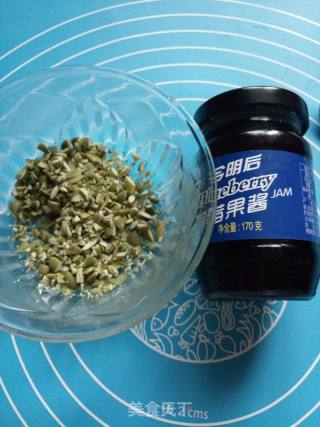 蓝莓酱奶香小面包~蓝莓酱南瓜碎奶香小面包的做法步骤：5