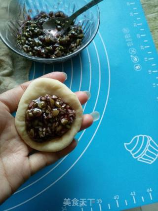 蓝莓酱奶香小面包~蓝莓酱南瓜碎奶香小面包的做法步骤：8