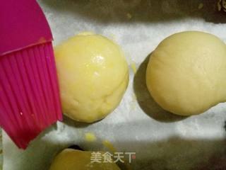 蓝莓酱奶香小面包~蓝莓酱南瓜碎奶香小面包的做法步骤：9