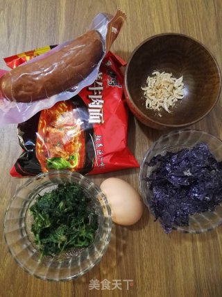 红肠鸡蛋面的做法步骤：1