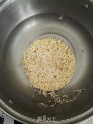 红肠鸡蛋面的做法步骤：8