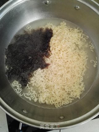 红肠鸡蛋面的做法步骤：9