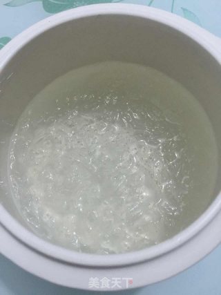 萌发花胶 ·  草莓燕窝的做法步骤：3