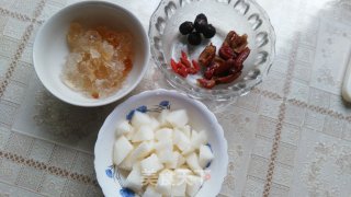 桃胶雪梨羹的做法步骤：4