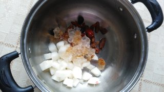 桃胶雪梨羹的做法步骤：5