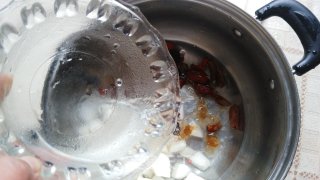 桃胶雪梨羹的做法步骤：6