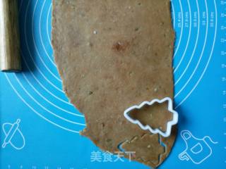 圣诞饼干―糖霜红糖甜脆小饼干
~圣诞节应应景，给宝贝做的小松树糖霜红糖饼干的做法步骤：5