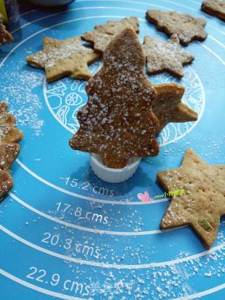 圣诞饼干―糖霜红糖甜脆小饼干
~圣诞节应应景，给宝贝做的小松树糖霜红糖饼干的做法步骤：9