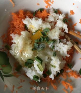 剩饭胡萝卜鸡蛋饼的做法步骤：2