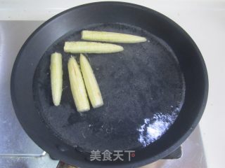 【湖北】荷兰豆炒玉米笋的做法步骤：2