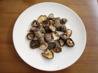 电饭锅蒸油面筋塞肉的做法步骤：1