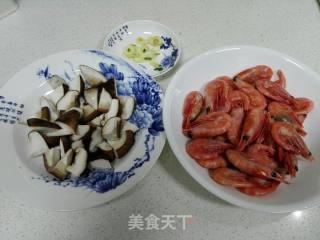 香菇北极虾的做法步骤：1