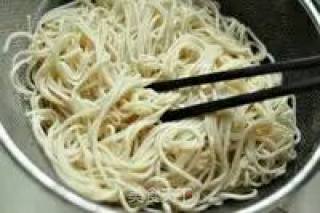 小炒面~香肠青菜炒面的做法步骤：3