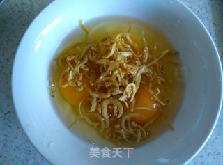 鸡蛋小银鱼炒韭黄的做法步骤：2