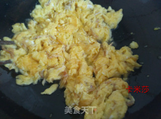 鸡蛋小银鱼炒韭黄的做法步骤：5