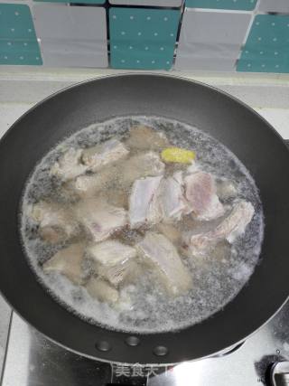 糖醋排骨的做法步骤：2