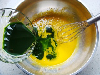 【美国】菠菜戚风蛋糕（8寸）的做法步骤：3