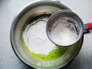 【美国】菠菜戚风蛋糕（8寸）的做法步骤：4