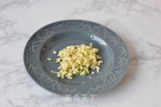 蒜香红酒虾的做法步骤：2
