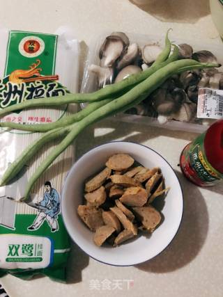 咖喱肠拌面的做法步骤：1