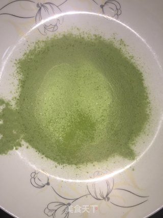 烫面抹茶海棉蛋糕圣诞树的做法步骤：1