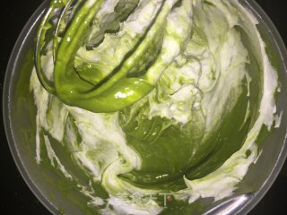 烫面抹茶海棉蛋糕圣诞树的做法步骤：9