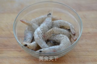 橄榄油黑椒煎大虾的做法步骤：2