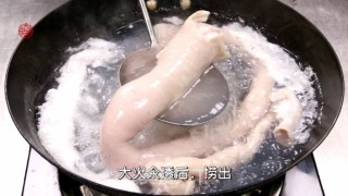 【香辣肥肠煲】肥肠怎样做好吃又没有异味的做法步骤：1