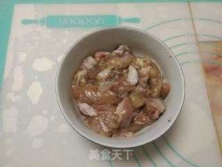 黑椒鸡肉披萨的做法步骤：1