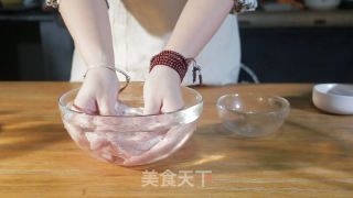 莲子瘦肉汤的做法步骤：2