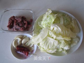 牛肉炒包菜的做法步骤：1