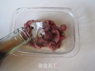 牛肉炒包菜的做法步骤：2