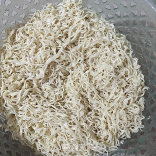 鸡蛋火腿炒面的做法步骤：3
