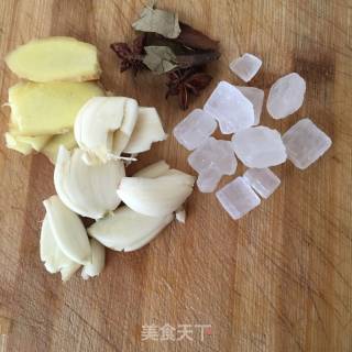 红烧猪脚的做法步骤：2