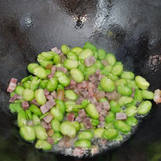 蚕豆火腿焖饭的做法步骤：4