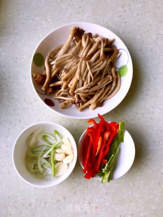 茶树菇炒牛柳的做法步骤：2