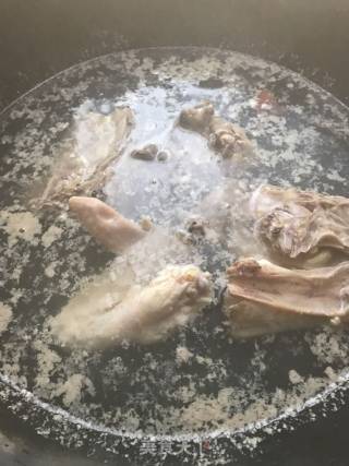 健筋养骨汤的做法步骤：2