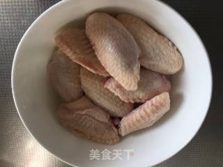蜜汁烤鸡翅的做法步骤：1