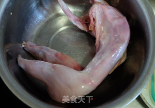 家常炒兔肉的做法步骤：1