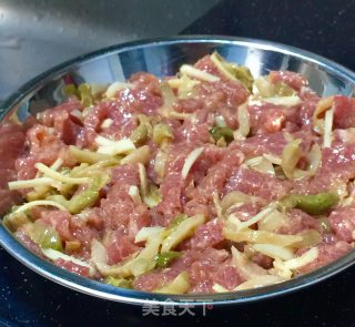 快手菜——榨菜蒸牛肉的做法步骤：2