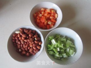 【湖北】胡萝卜西芹拌花生的做法步骤：1