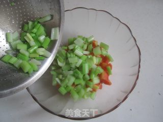 【湖北】胡萝卜西芹拌花生的做法步骤：6