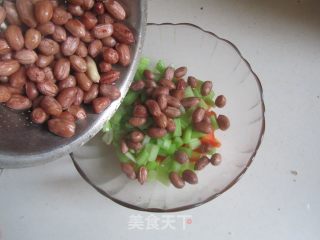 【湖北】胡萝卜西芹拌花生的做法步骤：8