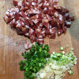 腊肠毛豆炒饭的做法步骤：1