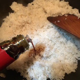 腊肠毛豆炒饭的做法步骤：6