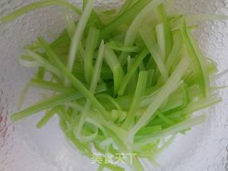 爽口西芹的做法步骤：1