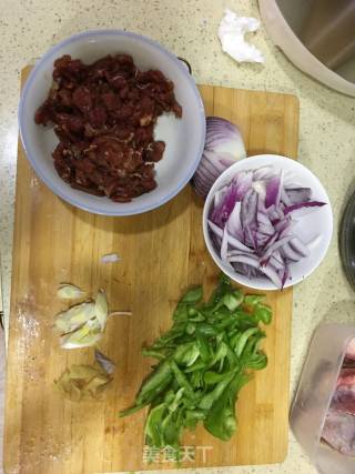 孜然牛肉炒洋葱的做法步骤：1