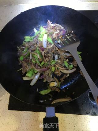 孜然牛肉炒洋葱的做法步骤：5