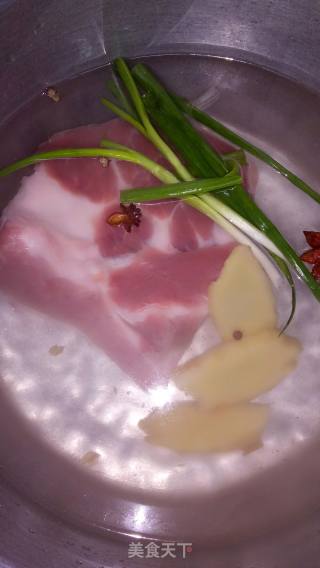 蒜泥白肉的做法步骤：2