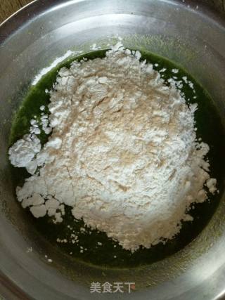 菠菜南瓜碎戚风蔬菜蛋糕~菠菜方块蔬菜戚风的做法步骤：7